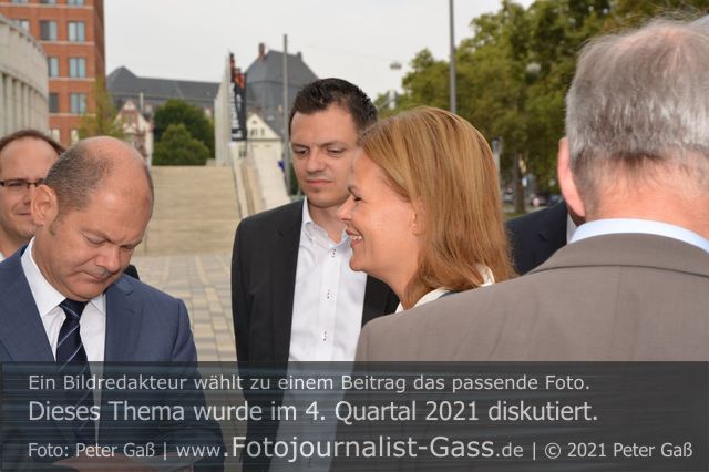Titelbild Diskutiert, 3. Quartal 2021: Olaf Scholz (FDP) holt Nancy Faeser (SPD) als Innenministerin in sein Kabinett. Hier bei einem Treffen in Wiesbaden. Foto: Peter Gaß.
