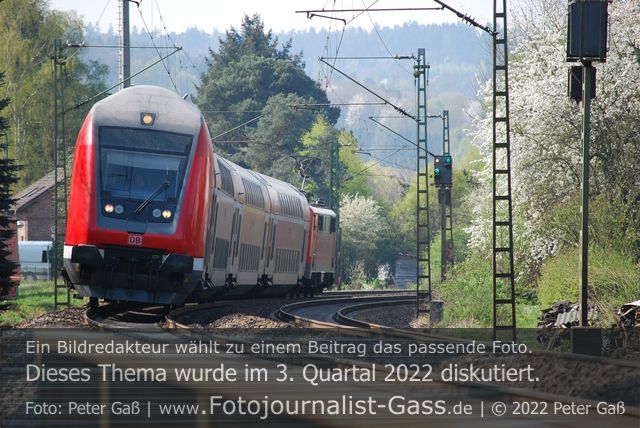 Titelbild Diskutiert, 3. Quartal 2022: Das 9-Euro-Tickets sorgt für zusätzlichen Freizeitverkehr. Foto: Peter Gaß.